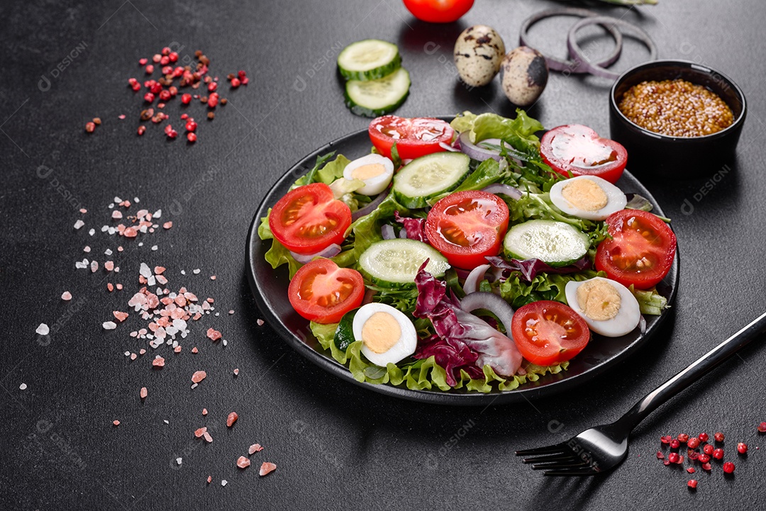 Salada vegetariana deliciosa e fresca de legumes picados em um prato sobre um fundo escuro de concreto