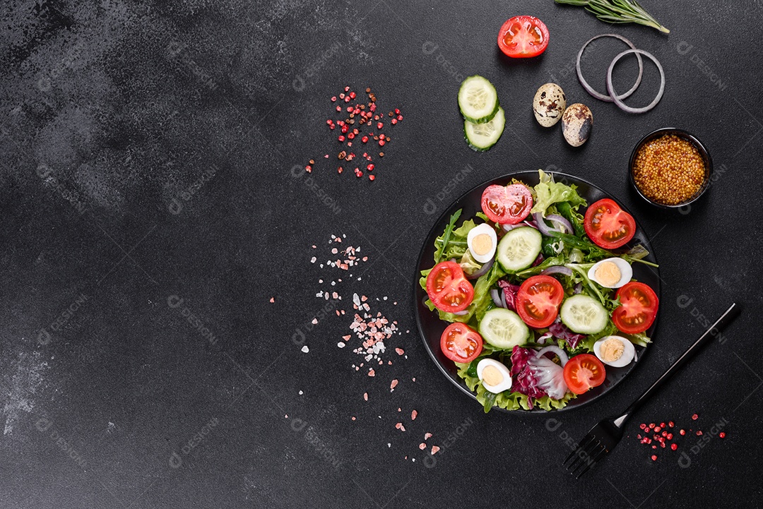 Salada vegetariana deliciosa e fresca de legumes picados em um prato sobre um fundo escuro de concreto