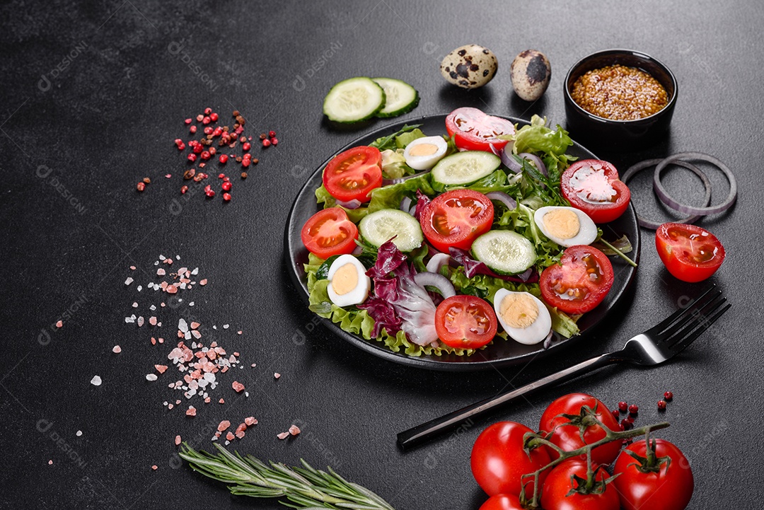 Salada vegetariana deliciosa e fresca de legumes picados em um prato sobre um fundo escuro de concreto