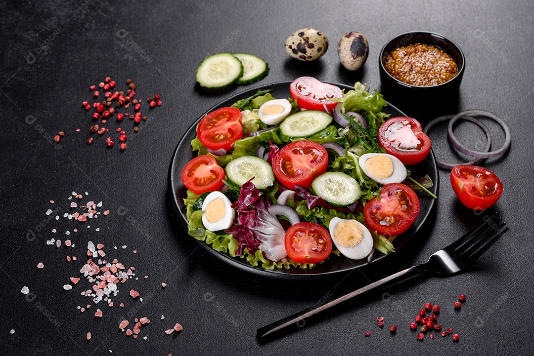 Salada vegetariana deliciosa e fresca de legumes picados em um prato sobre um fundo escuro de concreto