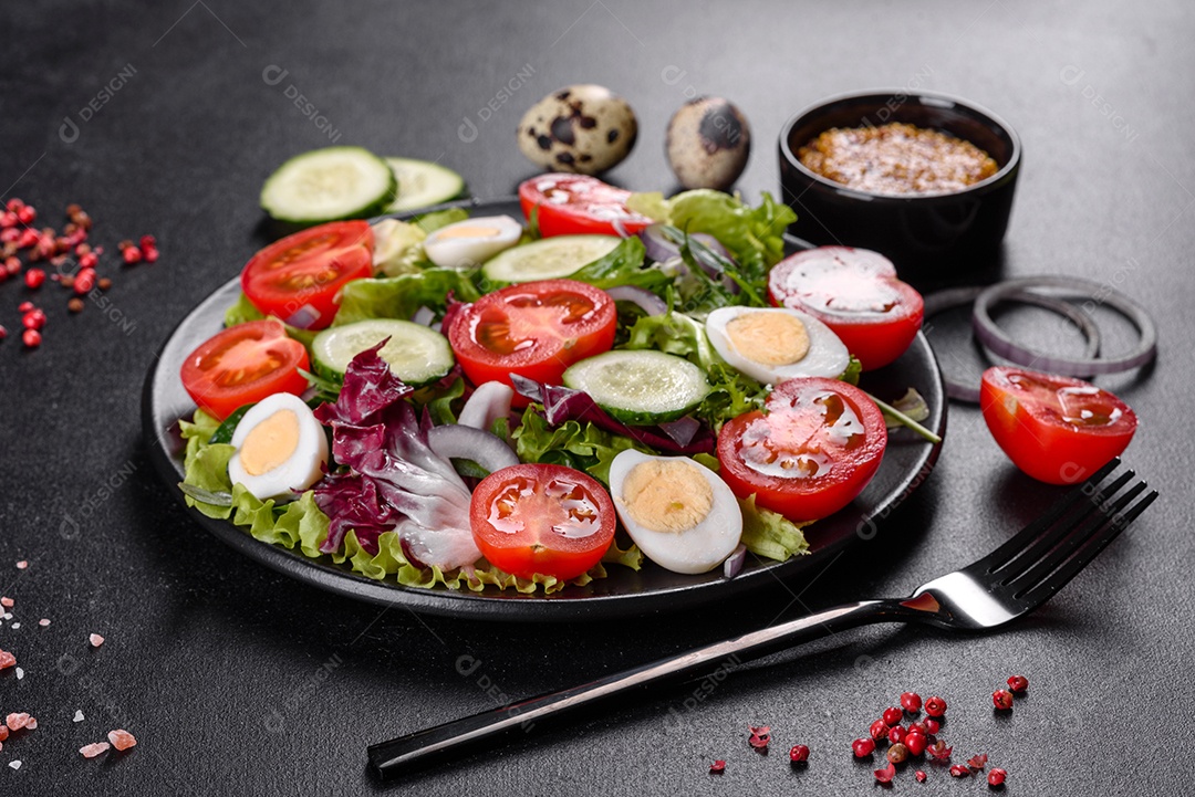 Salada vegetariana deliciosa e fresca de legumes picados em um prato sobre um fundo escuro de concreto