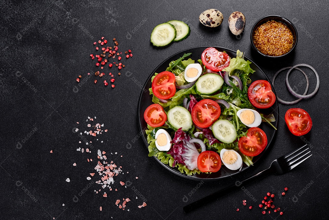 Salada vegetariana deliciosa e fresca de legumes picados em um prato sobre um fundo escuro de concreto