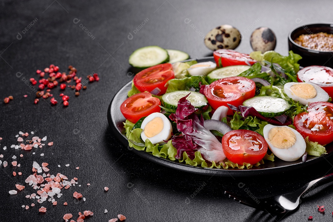 Salada vegetariana deliciosa e fresca de legumes picados em um prato sobre um fundo escuro de concreto