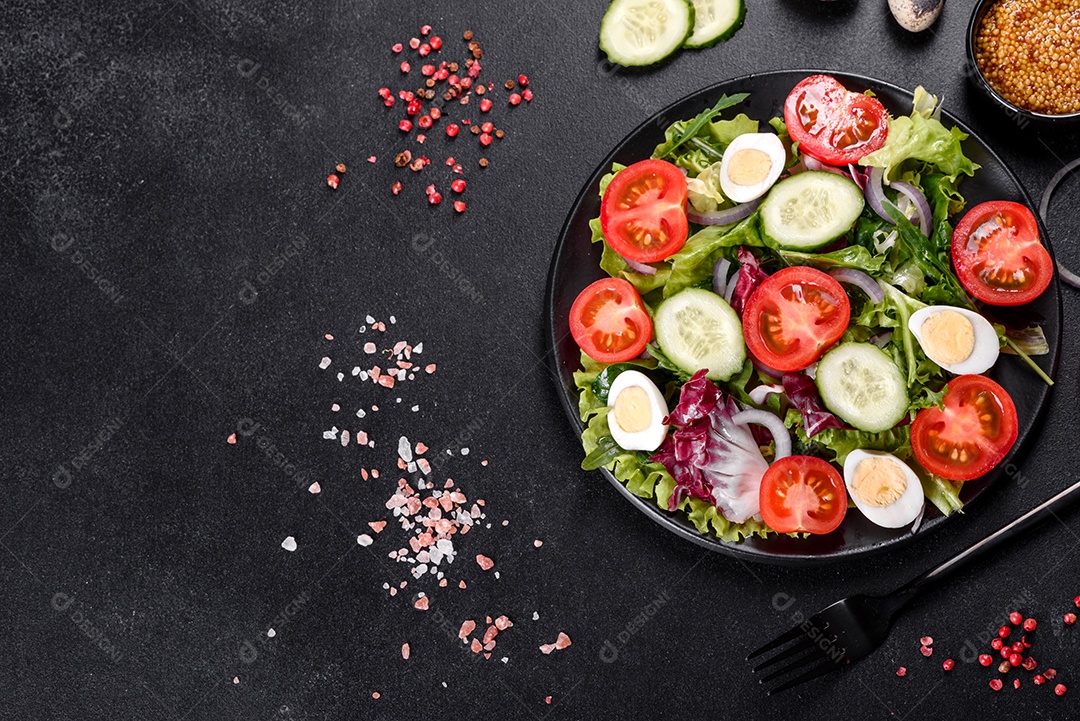 Salada vegetariana deliciosa e fresca de legumes picados em um prato sobre um fundo escuro de concreto