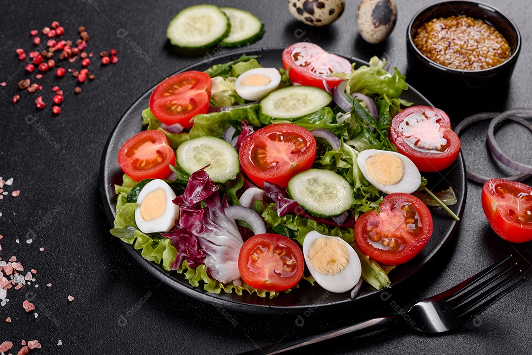 Lindo bolo de abóbora doce fresco com um padrão de folha de bordo sobre um fundo branco de madeira com uma composição de folhas secas de outono