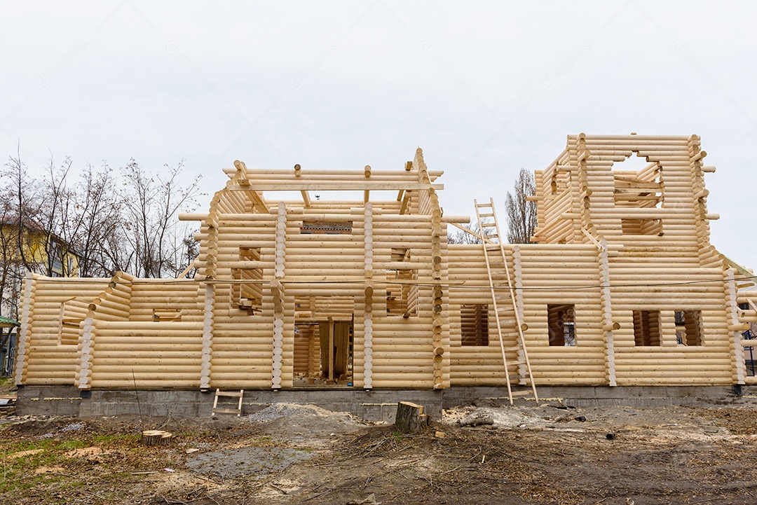 Construção de uma igreja cristã feita de toras de madeira tratada à mão sem pregos