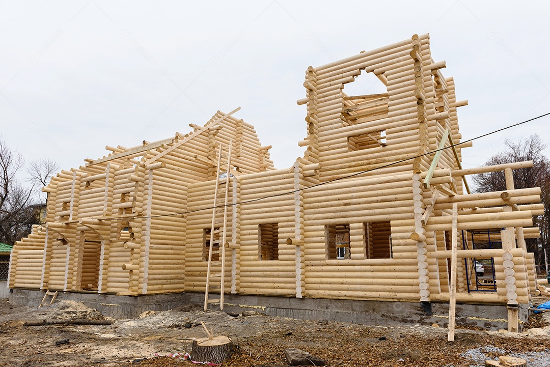 Construção de uma igreja cristã feita de toras de madeira tratada à mão sem pregos