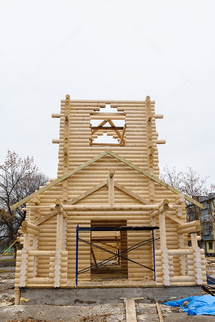 Construção de uma igreja cristã feita de toras de madeira tratada à mão sem pregos