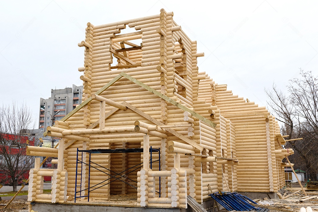 Construção de uma igreja cristã feita de toras de madeira tratada à mão sem pregos