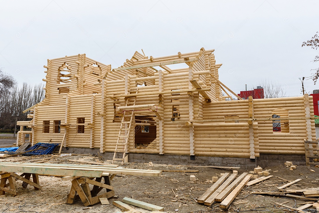 Construção de uma igreja cristã feita de toras de madeira tratada à mão sem pregos