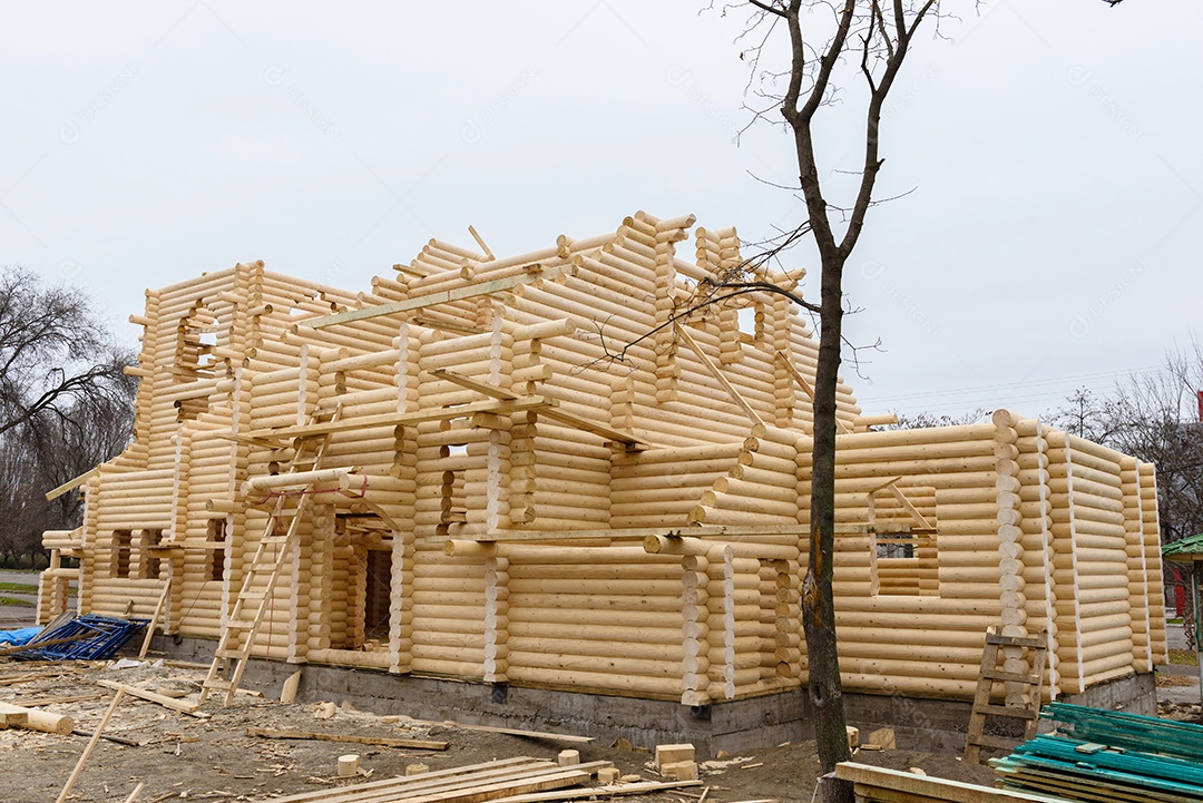 Construção de uma igreja cristã feita de toras de madeira tratada à mão sem pregos