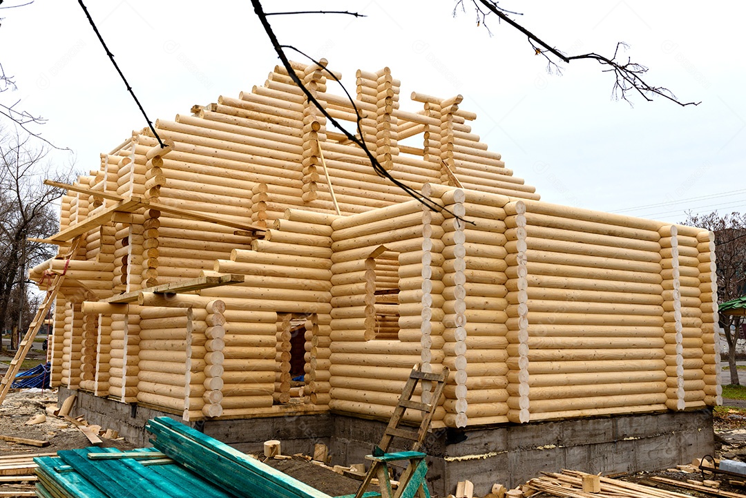 Construção de uma igreja cristã feita de toras de madeira tratada à mão sem pregos