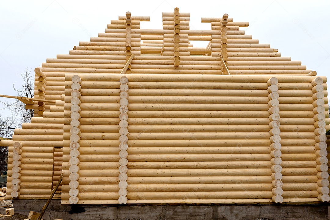 Construção de uma igreja cristã feita de toras de madeira tratada à mão sem pregos