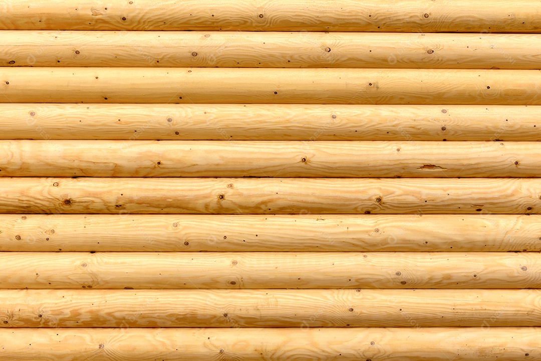 Construção de uma igreja cristã feita de toras de madeira tratada à mão sem pregos