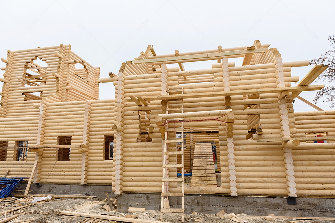 Construção de uma igreja cristã feita de toras de madeira tratada à mão sem pregos