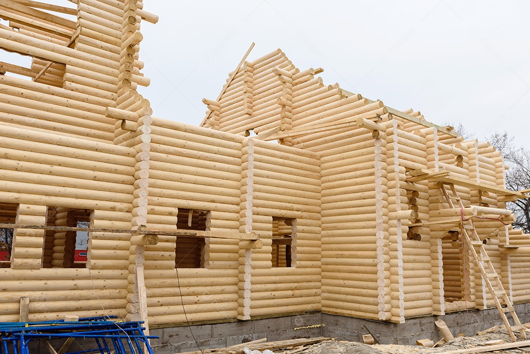 Construção de uma igreja cristã feita de toras de madeira tratada à mão sem pregos