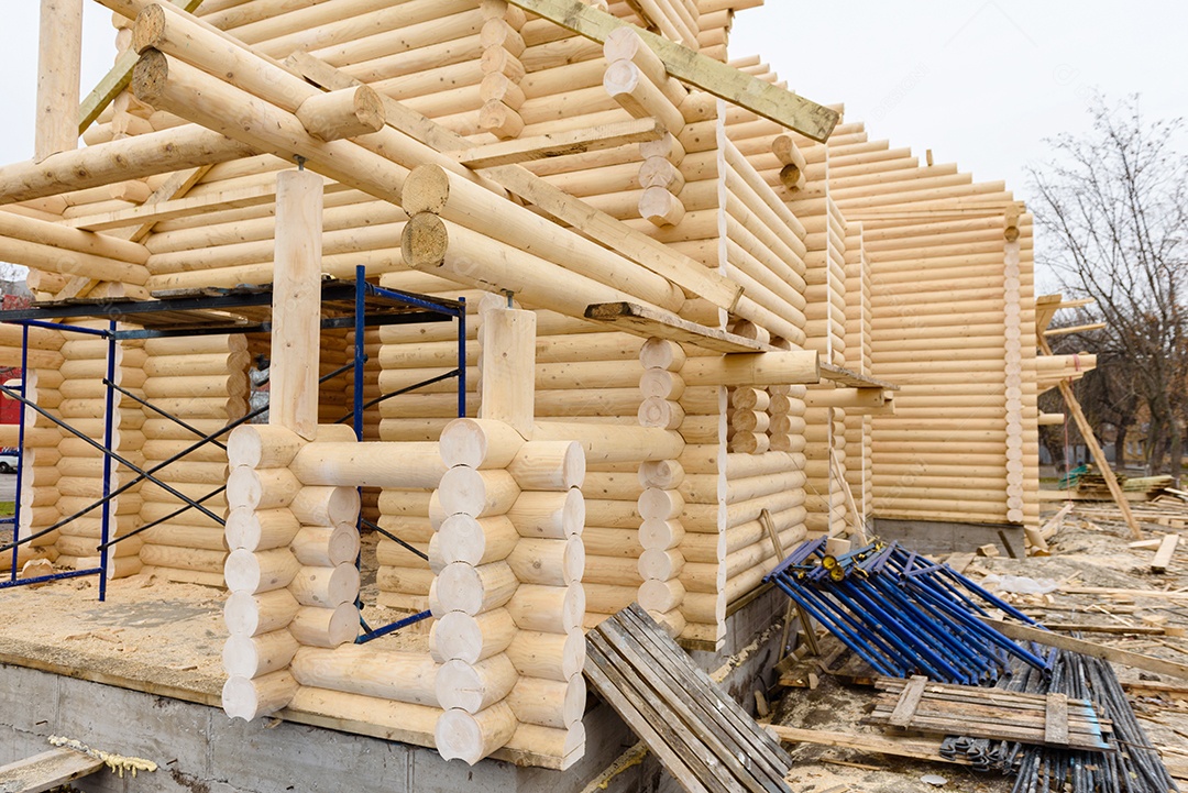 Construção de uma igreja cristã feita de toras de madeira tratada à mão sem pregos