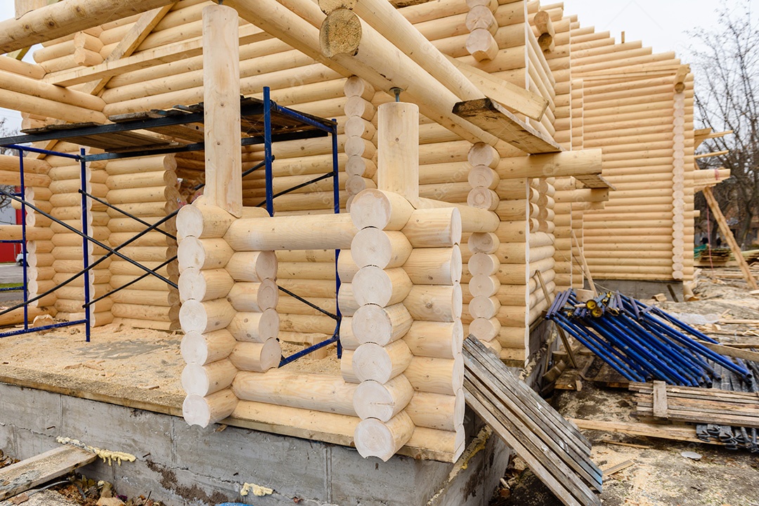 Construção de uma igreja cristã feita de toras de madeira tratada à mão sem pregos