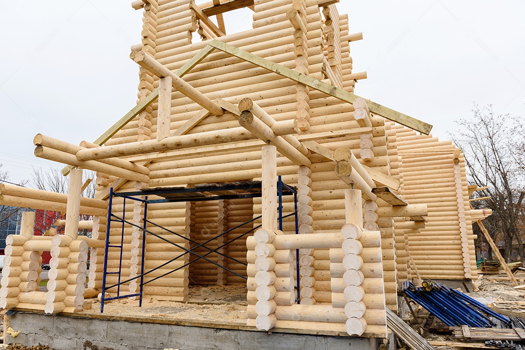 Construção de uma igreja cristã feita de toras de madeira tratada à mão sem pregos