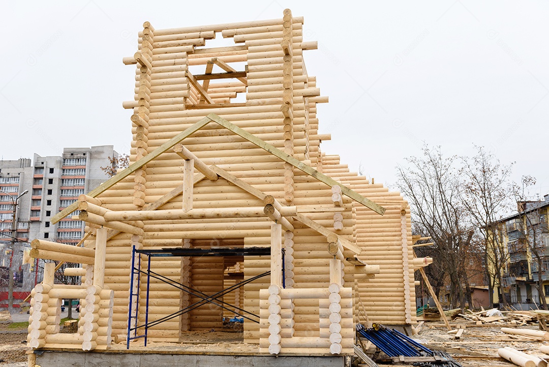 Construção de uma igreja cristã feita de toras de madeira tratada à mão sem pregos