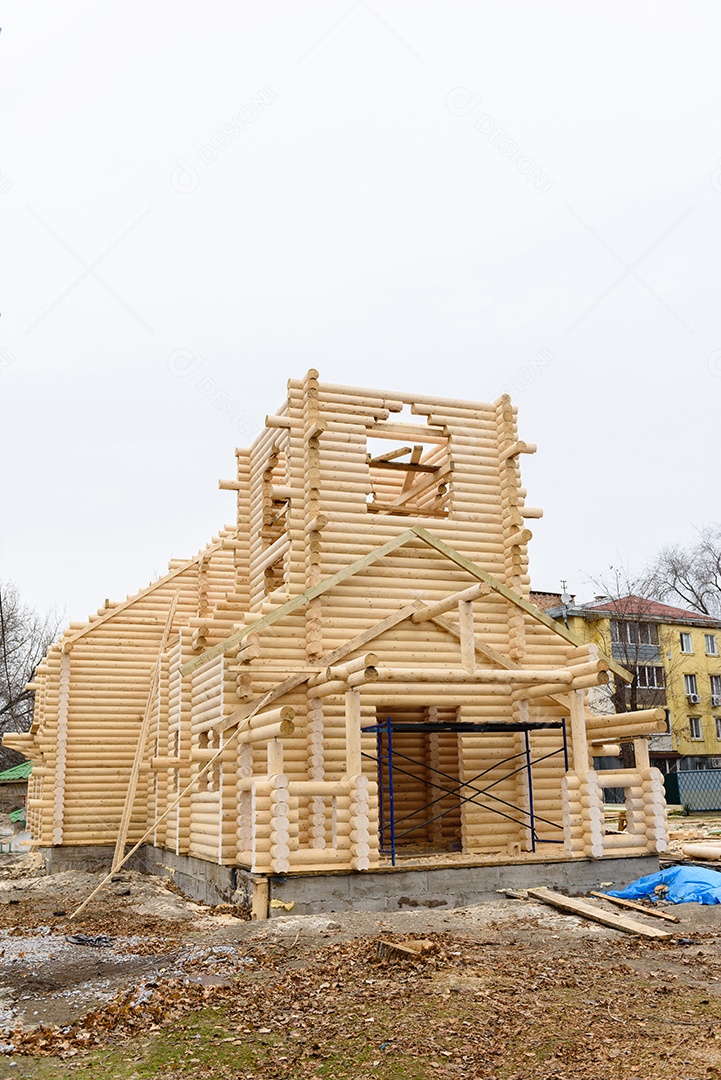 Construção de uma igreja cristã feita de toras de madeira tratada à mão sem pregos