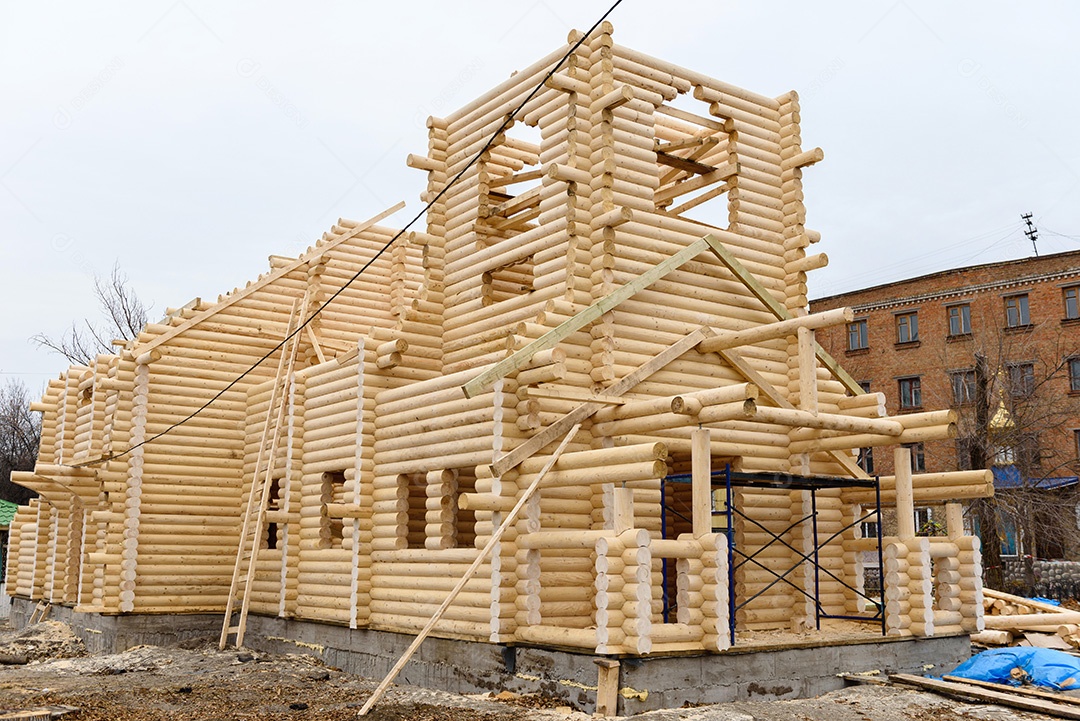Construção de uma igreja cristã feita de toras de madeira tratada à mão sem pregos