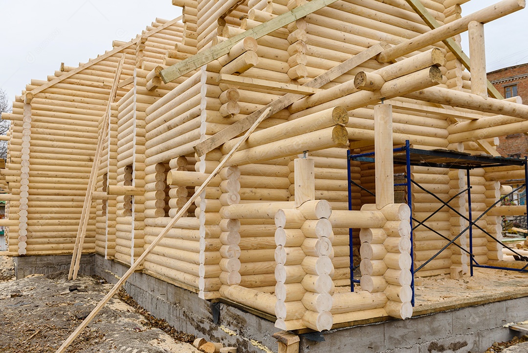 Construção de uma igreja cristã feita de toras de madeira tratada à mão sem pregos