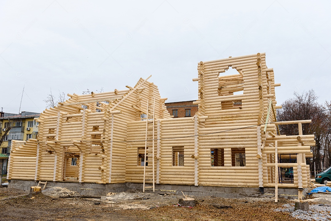 Construção de uma igreja cristã feita de toras de madeira tratada à mão sem pregos