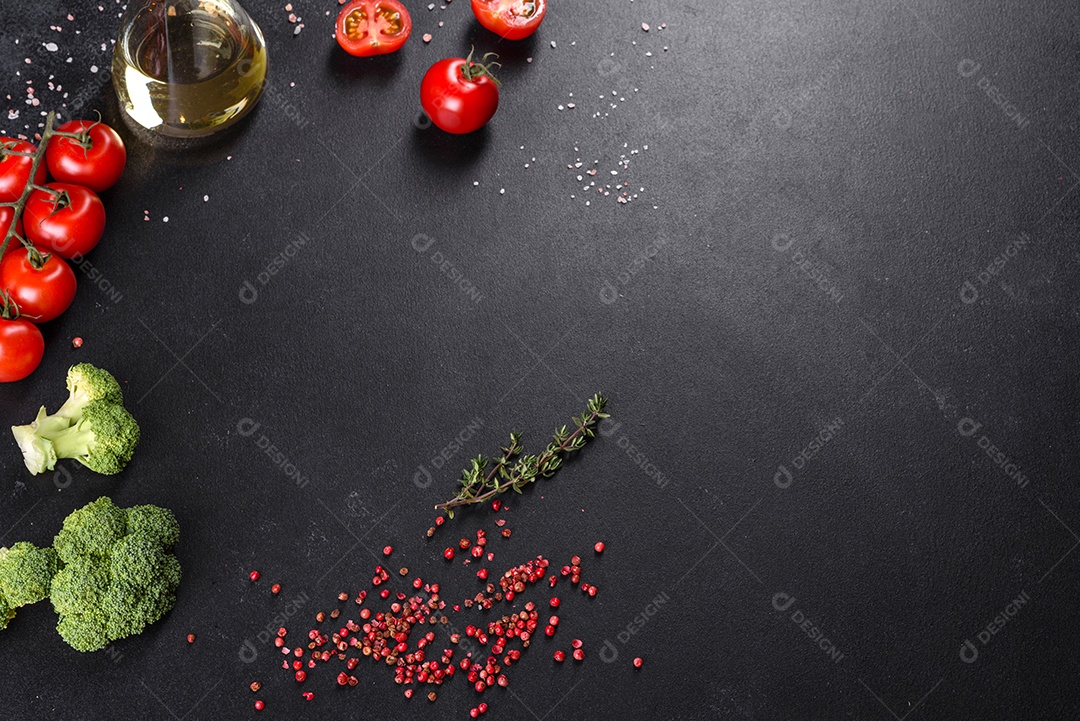 Ingredientes da culinária italiana para fazer um prato mediterrâneo sobre um fundo escuro de concreto