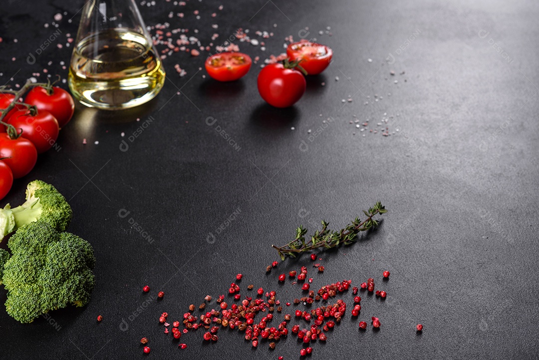 Ingredientes da culinária italiana para fazer um prato mediterrâneo sobre um fundo escuro de concreto