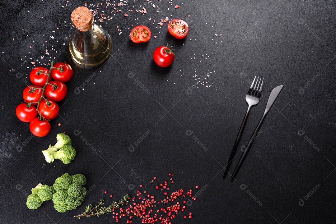 Ingredientes da culinária italiana para fazer um prato mediterrâneo sobre um fundo escuro de concreto