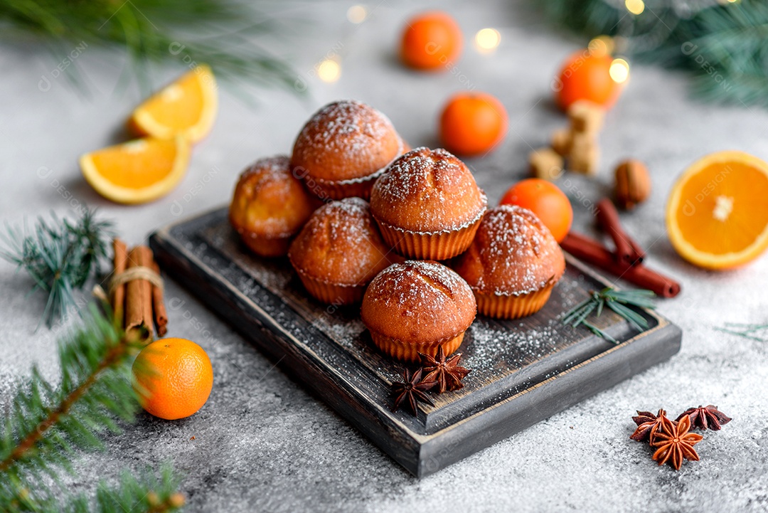 Lindos e deliciosos muffins de cacau fresco na mesa de Natal. Preparando-se para o feriado