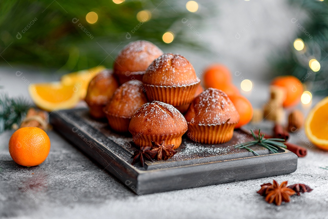 Lindos e deliciosos muffins de cacau fresco na mesa de Natal. Preparando-se para o feriado