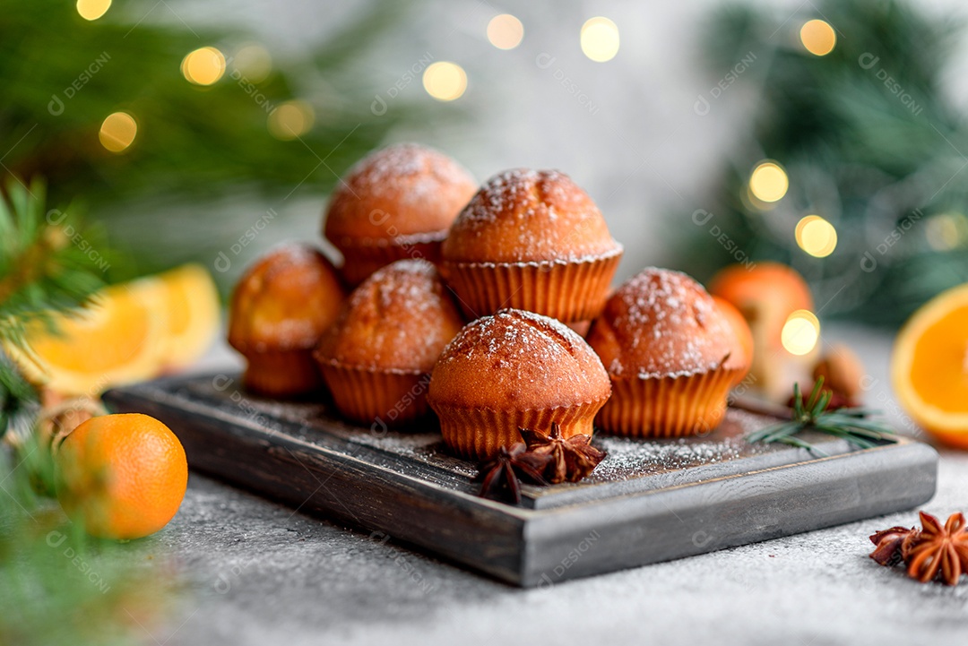 Lindos e deliciosos muffins de cacau fresco na mesa de Natal. Preparando-se para o feriado