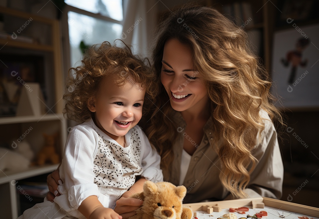 Vista lateral da mãe brincando com a menina rindo deitada de joelhos passando um tempo em casa