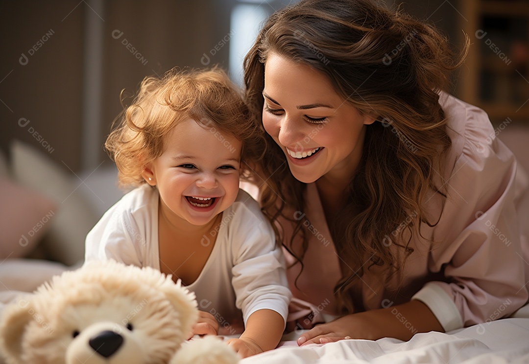 Vista lateral da mãe brincando com a menina rindo deitada de joelhos passando um tempo em casa