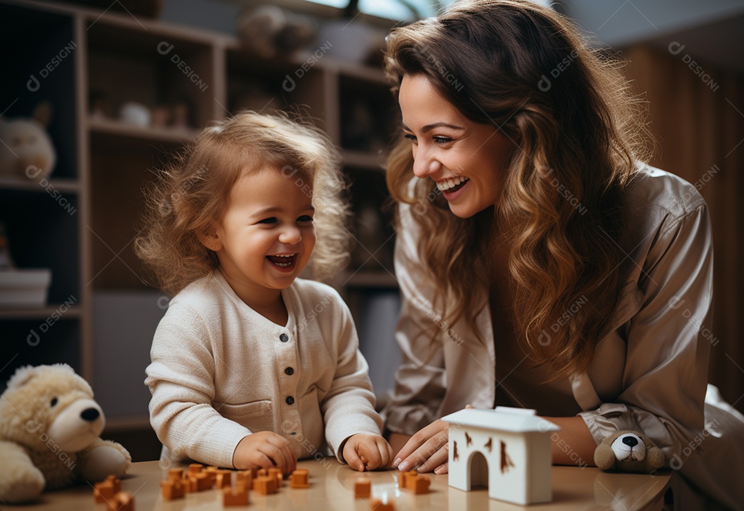 Vista lateral da mãe brincando com a menina rindo deitada de joelhos passando um tempo em casa