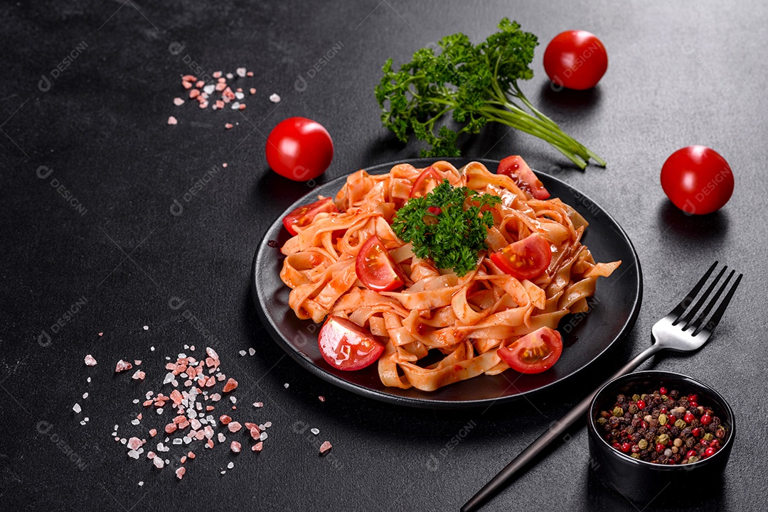 Deliciosa pasta fresca com molho de tomate com especiarias e ervas sobre fundo escuro. Cozinha mediterrânea