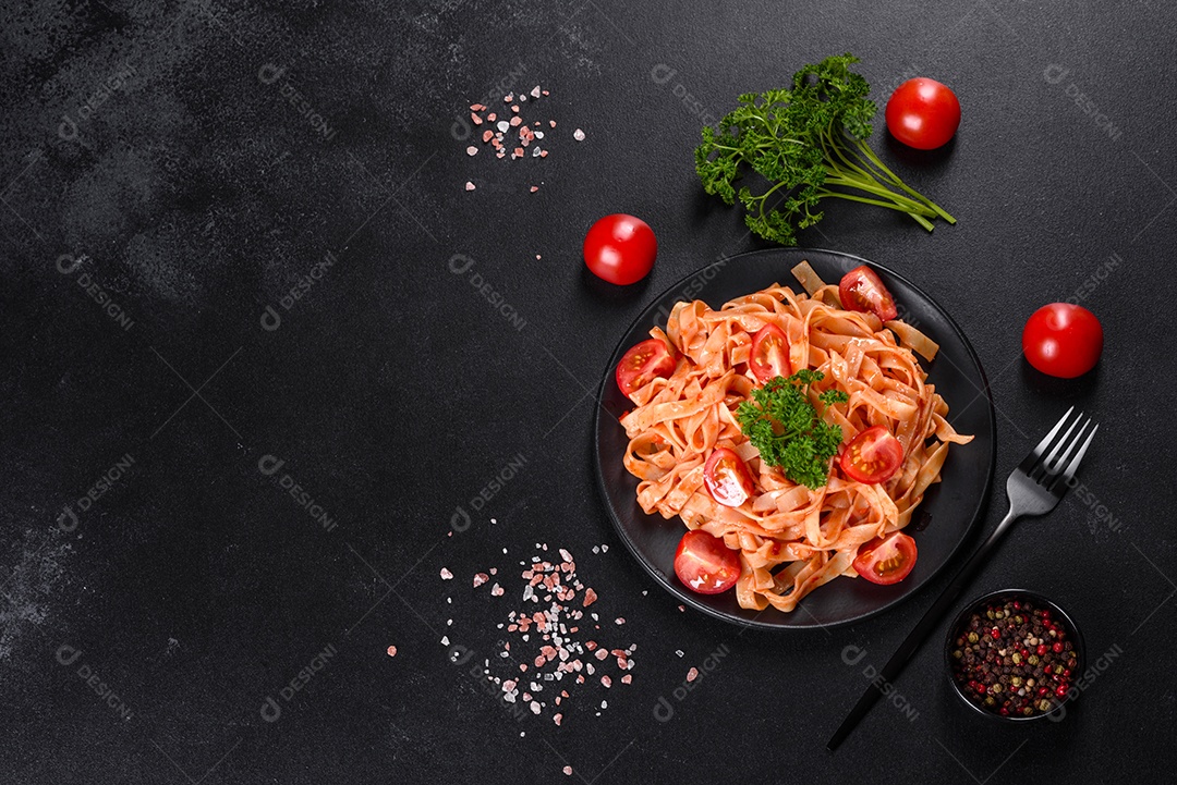 Deliciosa pasta fresca com molho de tomate com especiarias e ervas sobre fundo escuro. Cozinha mediterrânea