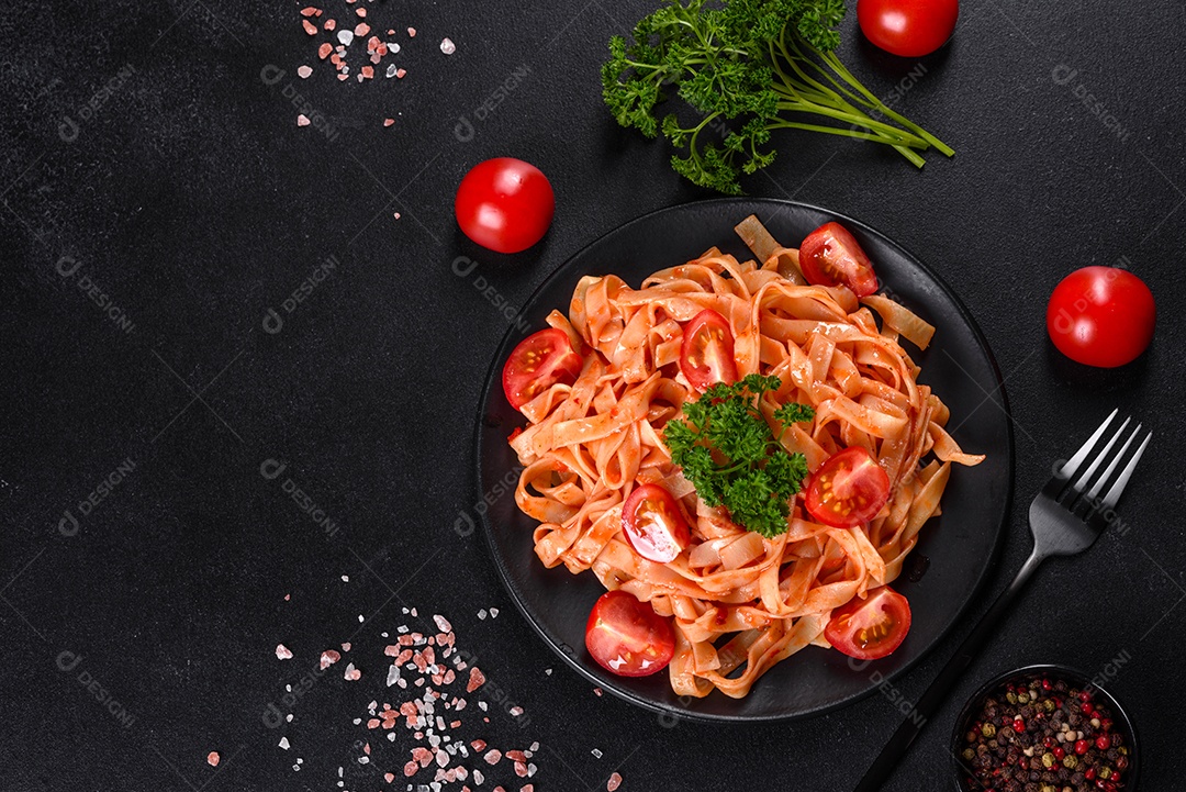 Deliciosa pasta fresca com molho de tomate com especiarias e ervas sobre fundo escuro. Cozinha mediterrânea