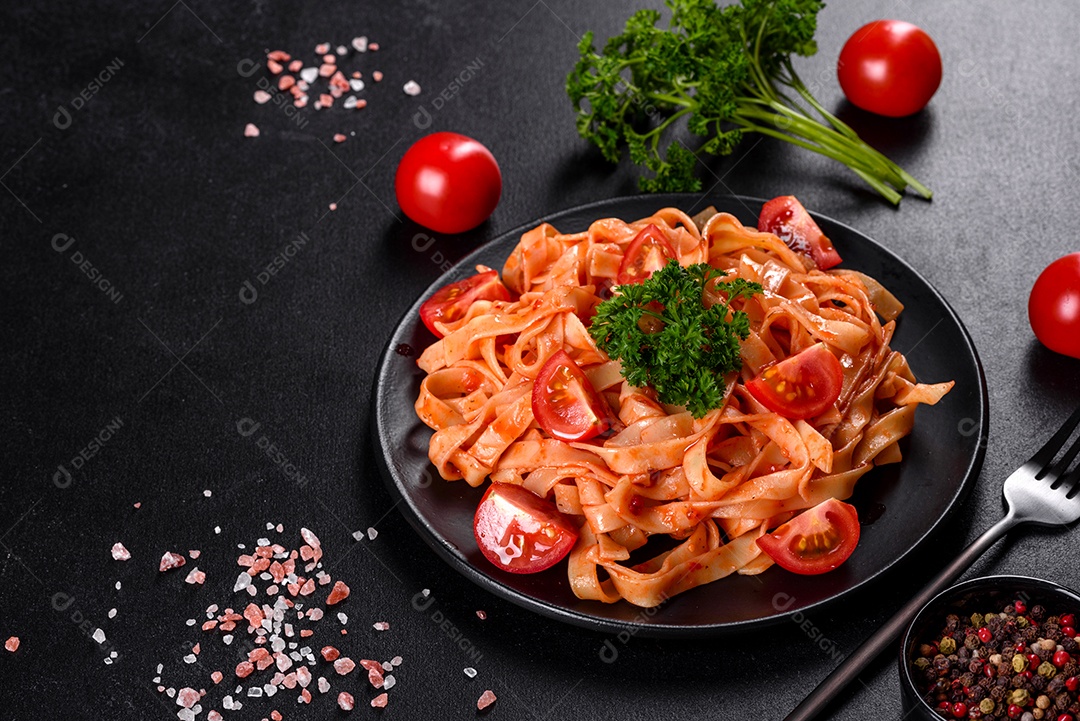 Deliciosa pasta fresca com molho de tomate com especiarias e ervas sobre fundo escuro. Cozinha mediterrânea