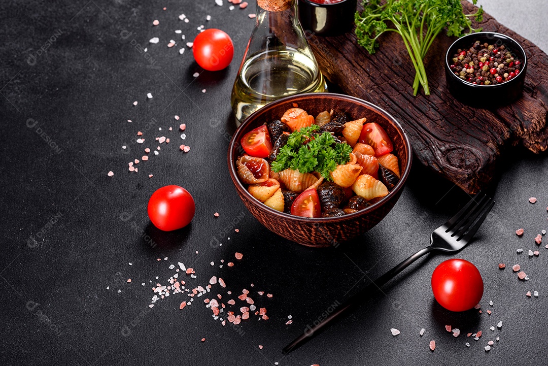 Deliciosa pasta fresca com molho de tomate com especiarias e ervas sobre fundo escuro. Cozinha mediterrânea