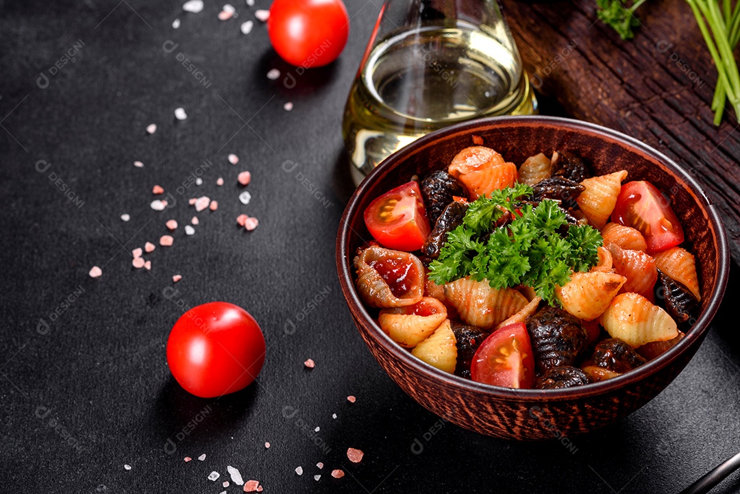 Ingredientes da culinária italiana para fazer um prato mediterrâneo sobre um fundo escuro de concreto