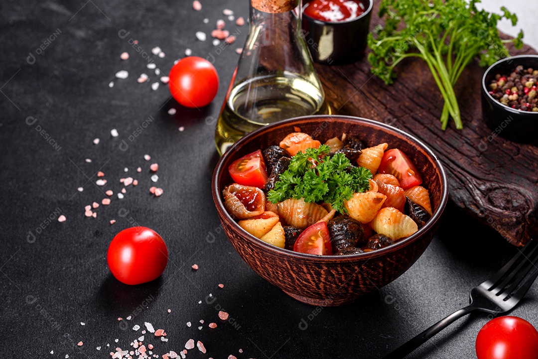 Ingredientes da culinária italiana para fazer um prato mediterrâneo sobre um fundo escuro de concreto