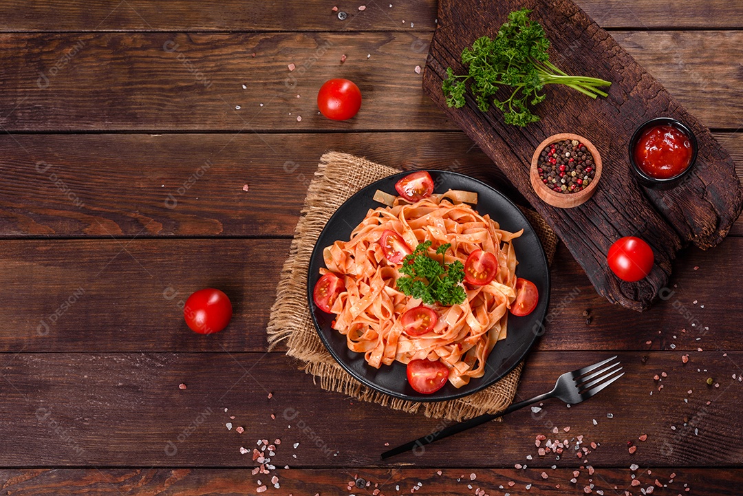 Tábua de corte de madeira, bem como legumes e uma mesa escura especial. Preparação para produção de alimentos