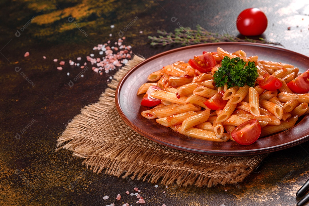 Deliciosa pasta fresca com molho de tomate com especiarias e ervas sobre fundo escuro. Cozinha mediterrânea