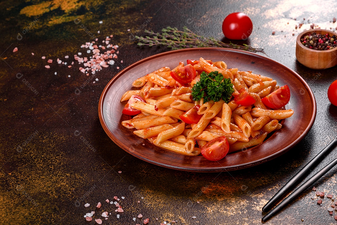 Deliciosa pasta fresca com molho de tomate com especiarias e ervas sobre fundo escuro. Cozinha mediterrânea