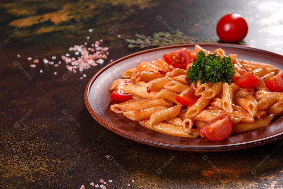 Deliciosa pasta fresca com molho de tomate com especiarias e ervas sobre fundo escuro. Cozinha mediterrânea