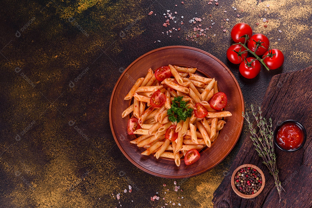 Deliciosa pasta fresca com molho de tomate com especiarias e ervas sobre fundo escuro. Cozinha mediterrânea