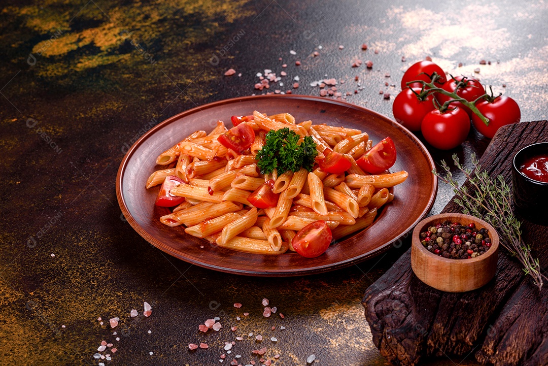 Deliciosa pasta fresca com molho de tomate com especiarias e ervas sobre fundo escuro. Cozinha mediterrânea